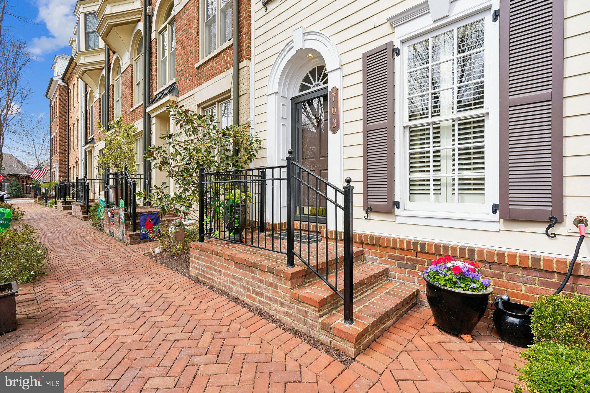 703 ROSE SQUARE