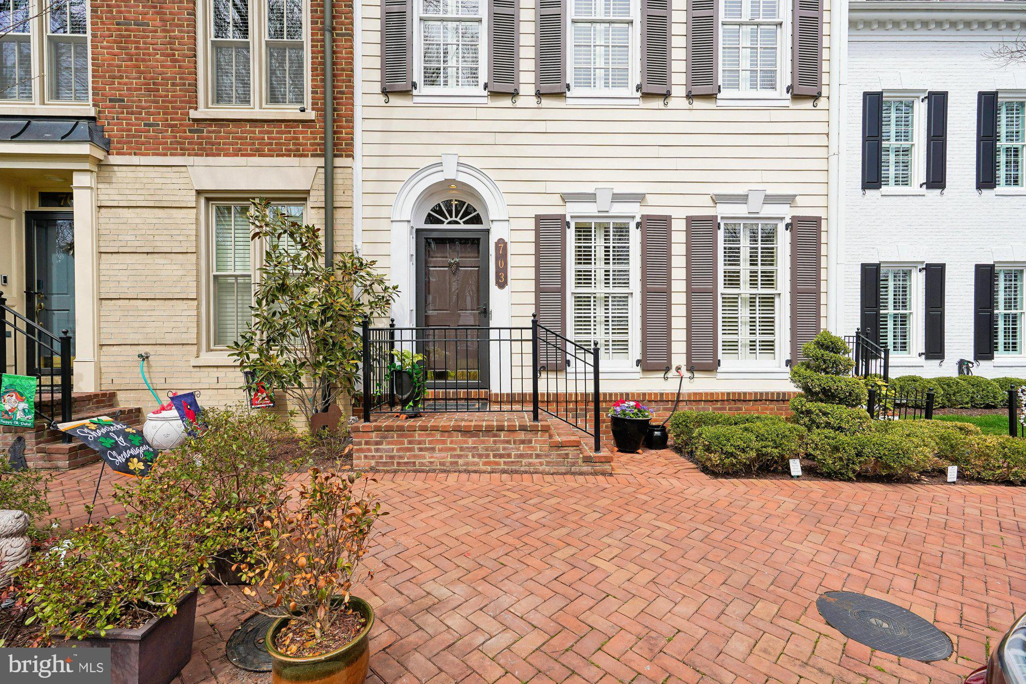 703 ROSE SQUARE