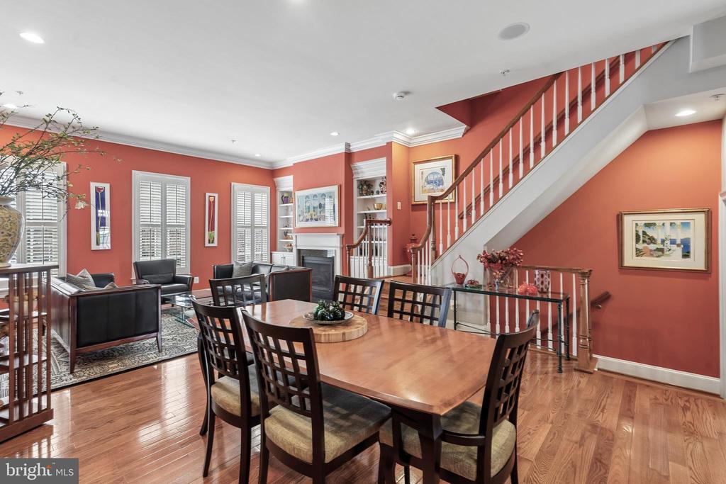 703 ROSE SQUARE