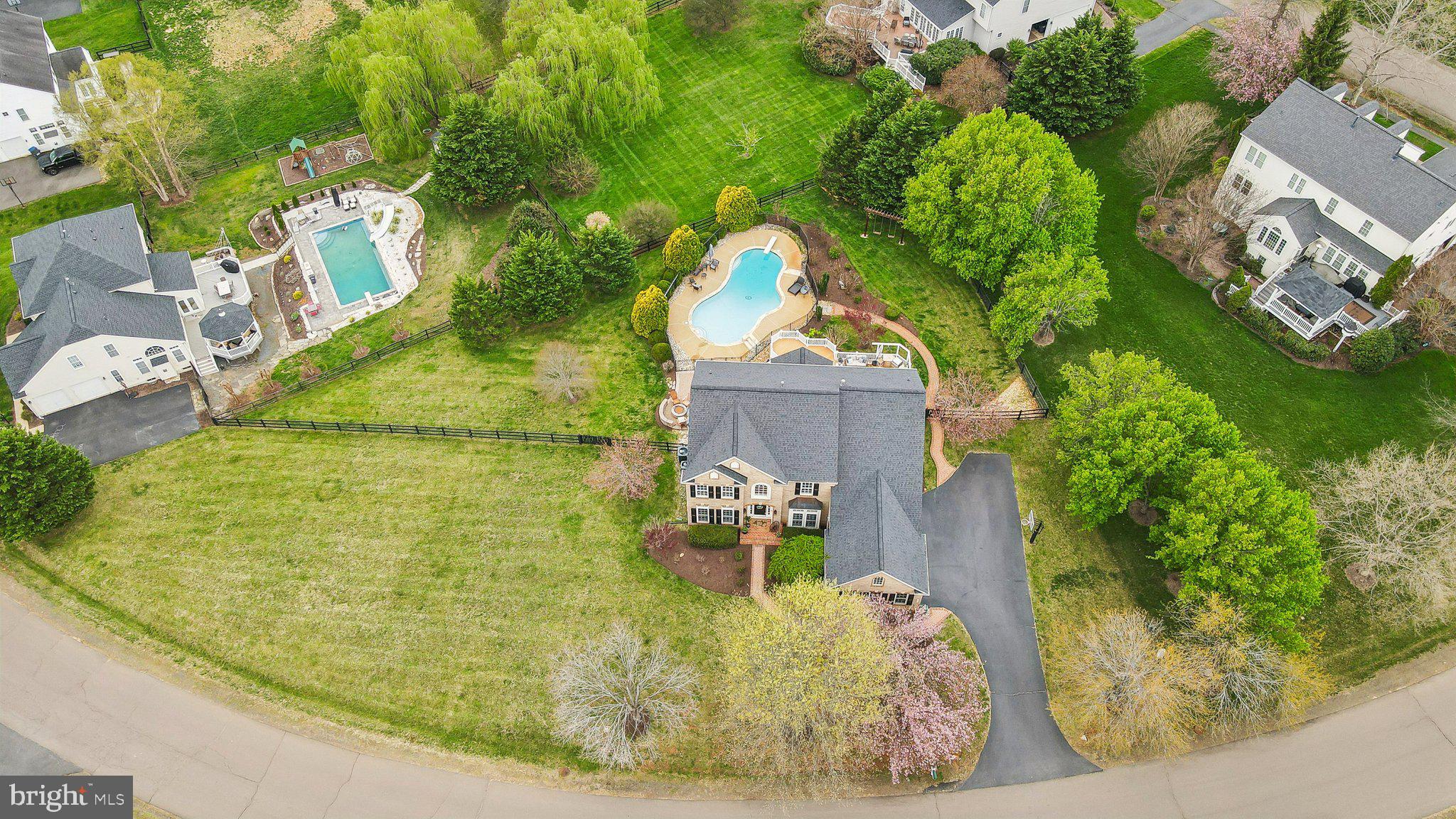 7560 Coopers Hawk Dr