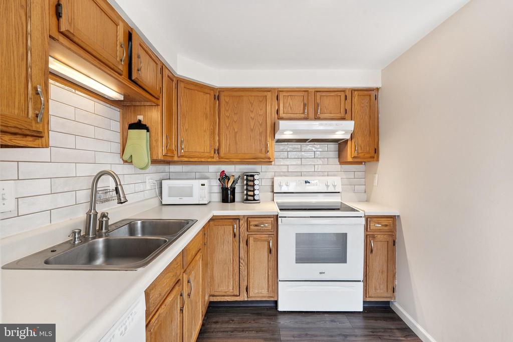 807 WIDE OAK COURT