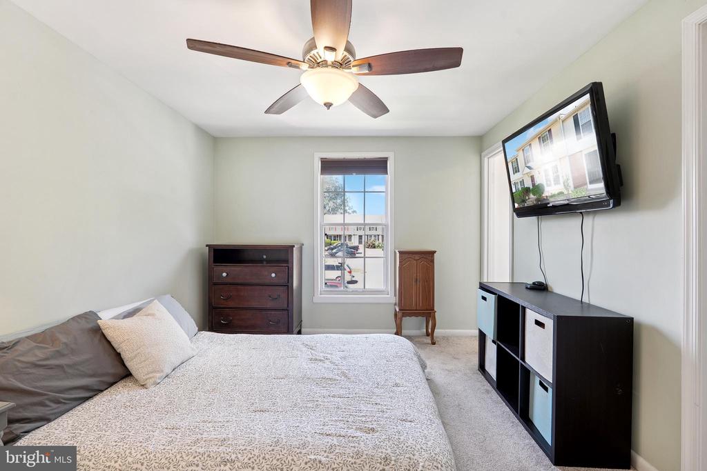 807 WIDE OAK COURT
