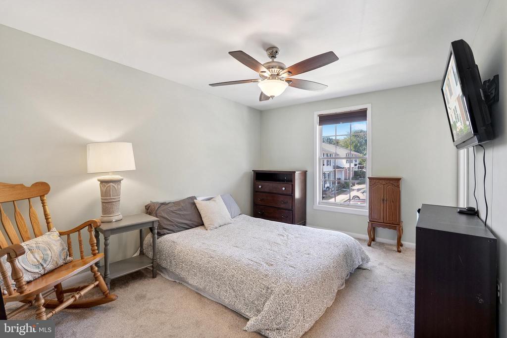 807 WIDE OAK COURT