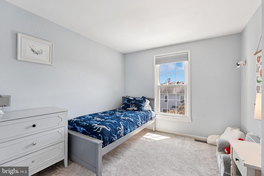 807 WIDE OAK COURT