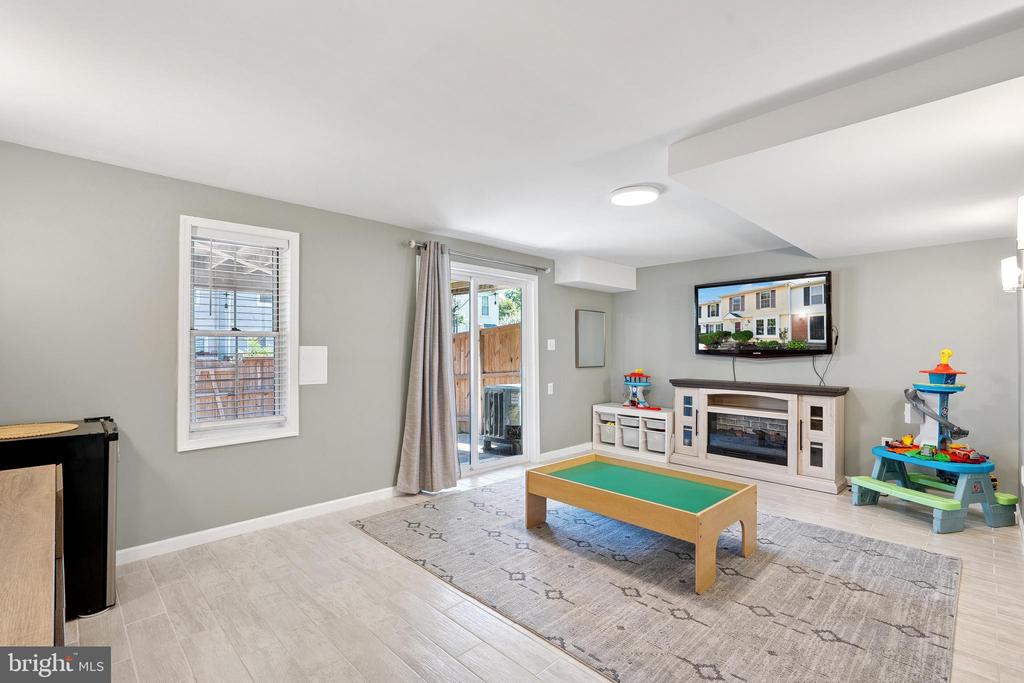 807 WIDE OAK COURT