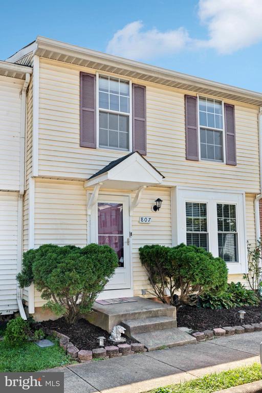807 WIDE OAK COURT