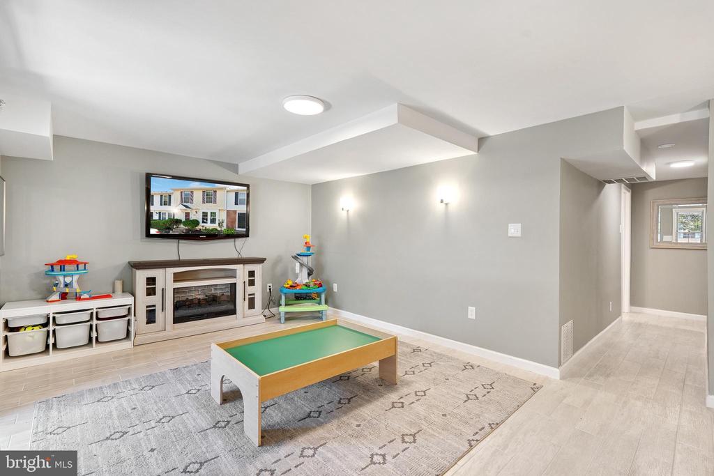 807 WIDE OAK COURT