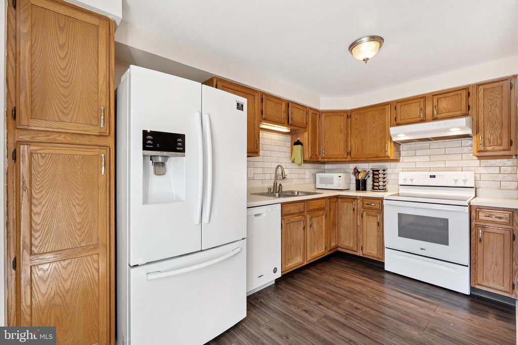 807 WIDE OAK COURT