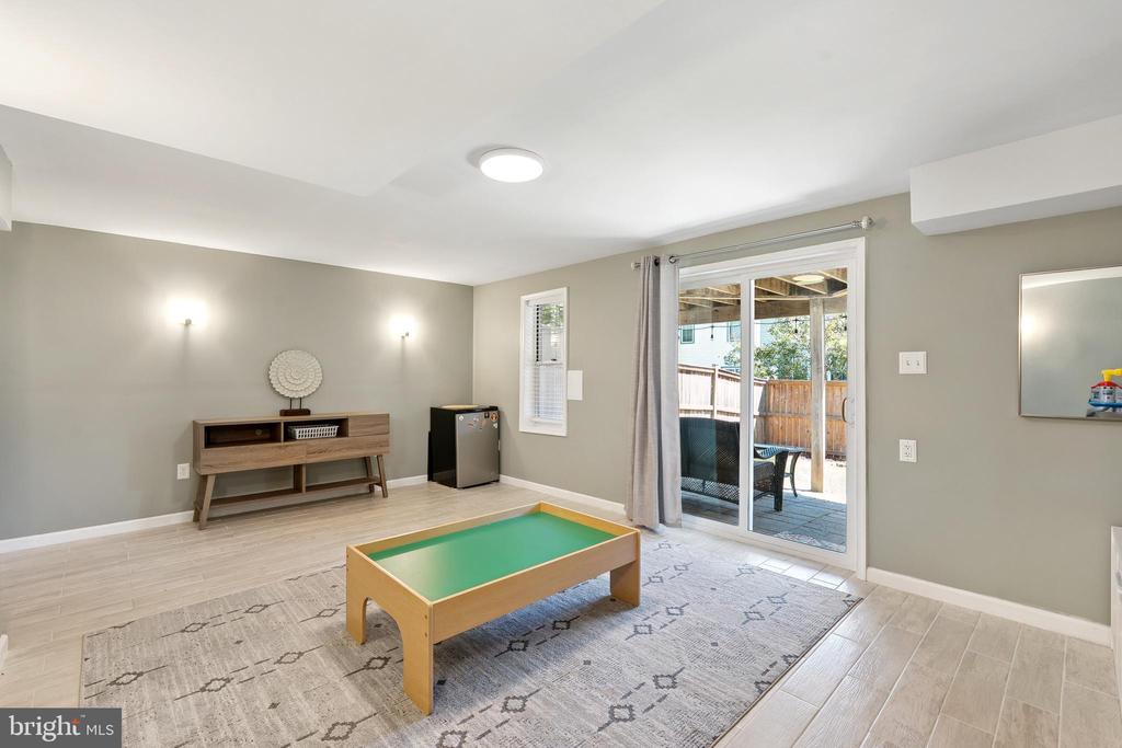807 WIDE OAK COURT