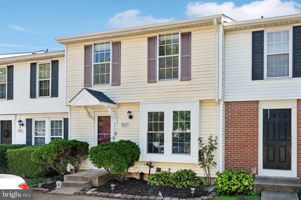 807 WIDE OAK COURT