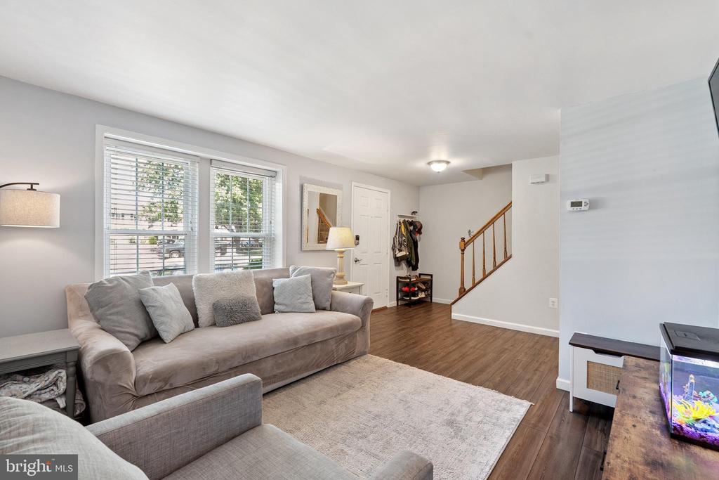 807 WIDE OAK COURT