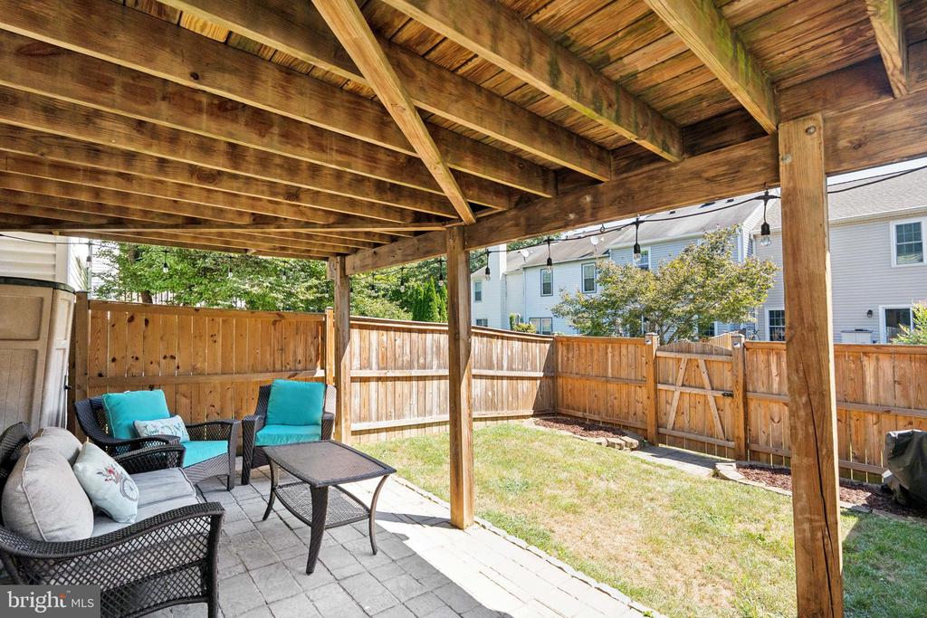 807 WIDE OAK COURT