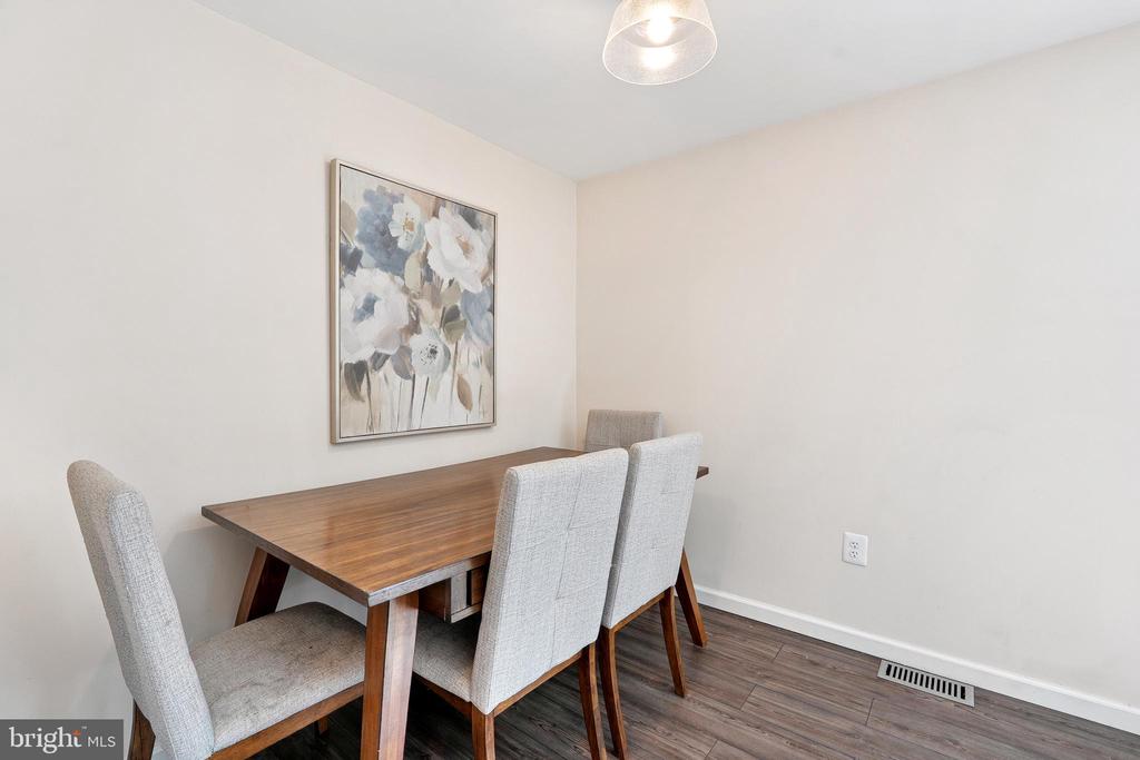 807 WIDE OAK COURT