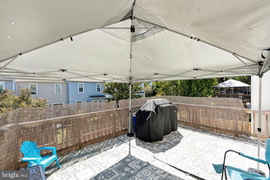 807 WIDE OAK COURT