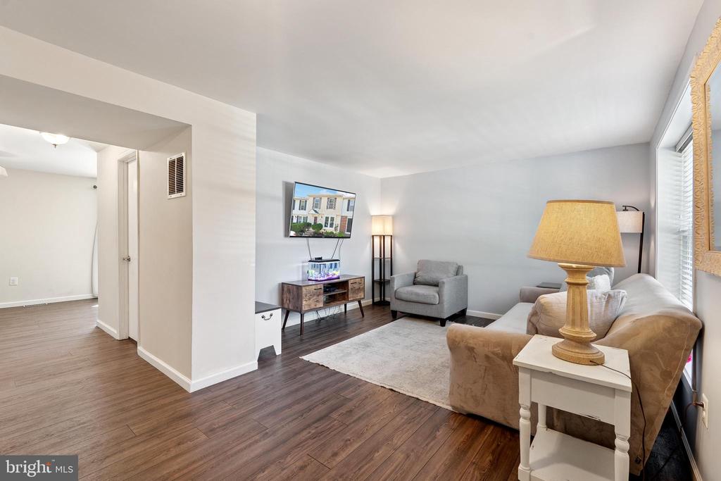 807 WIDE OAK COURT