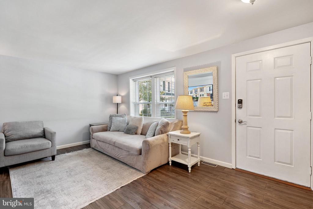 807 WIDE OAK COURT