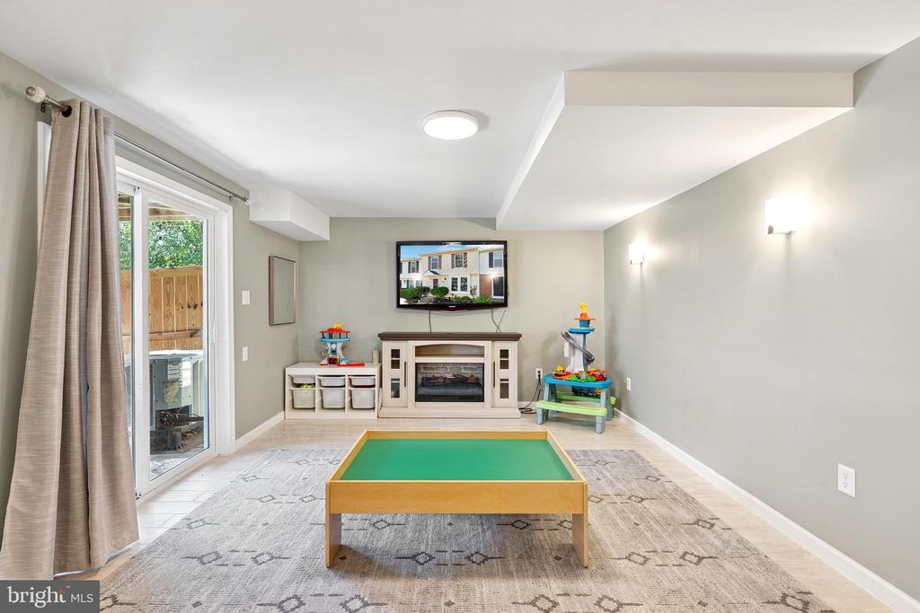 807 WIDE OAK COURT