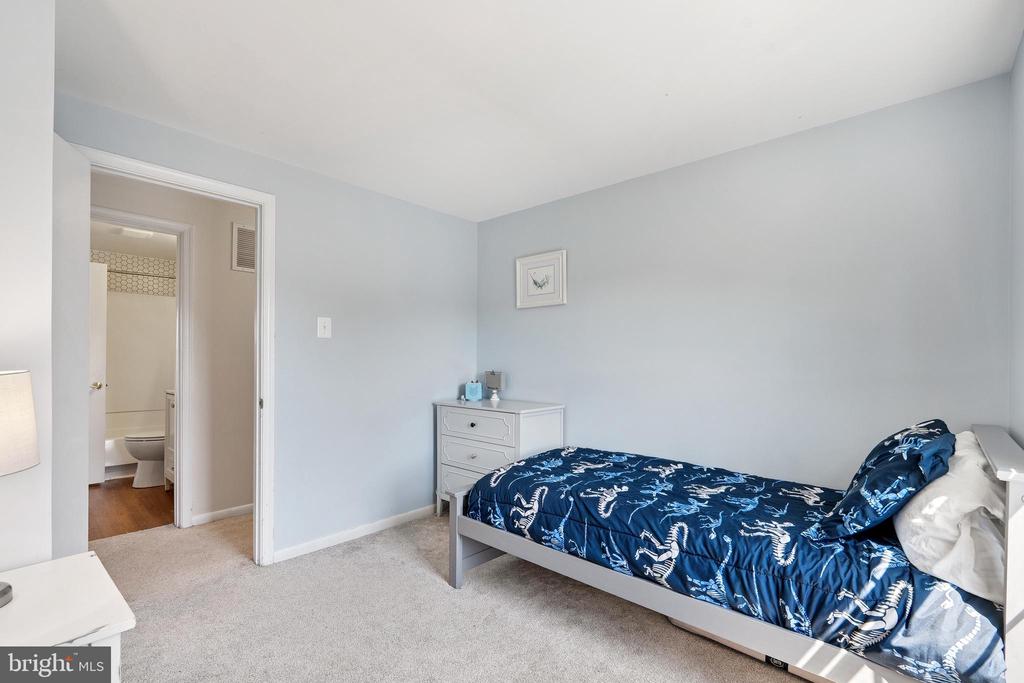 807 WIDE OAK COURT