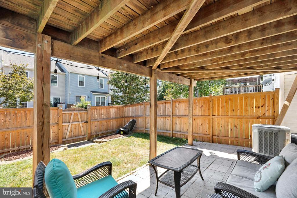 807 WIDE OAK COURT