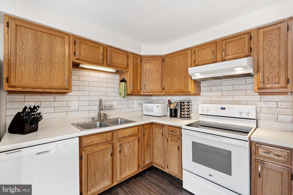 807 WIDE OAK COURT