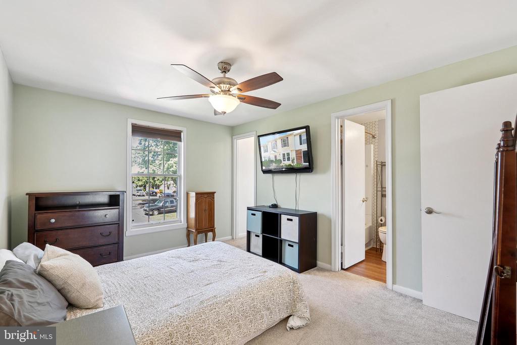 807 WIDE OAK COURT