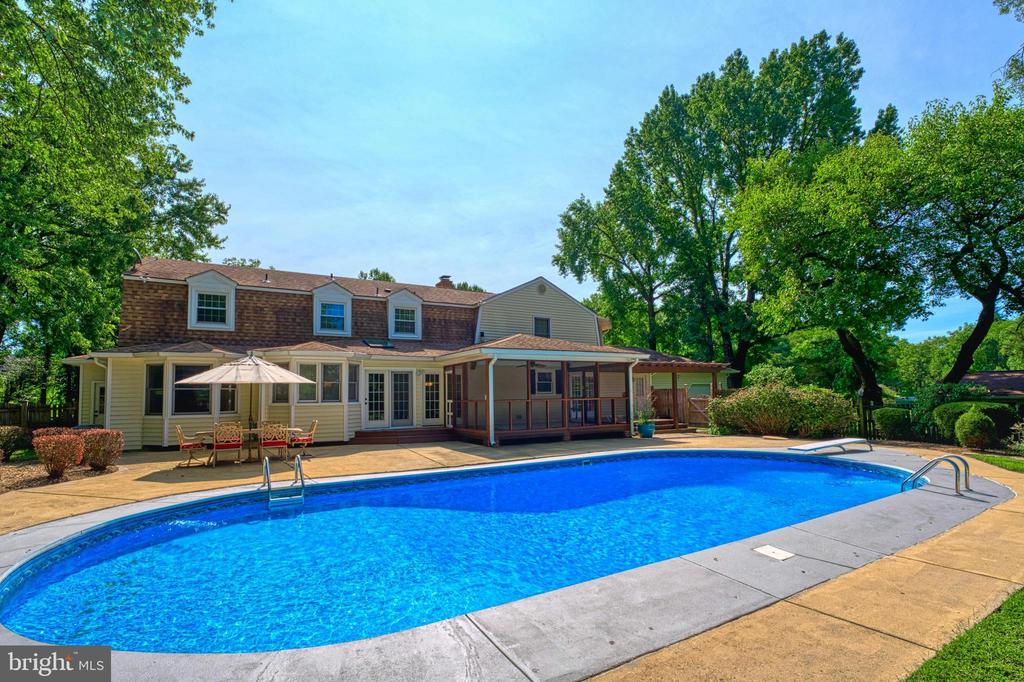 702 Seneca Rd