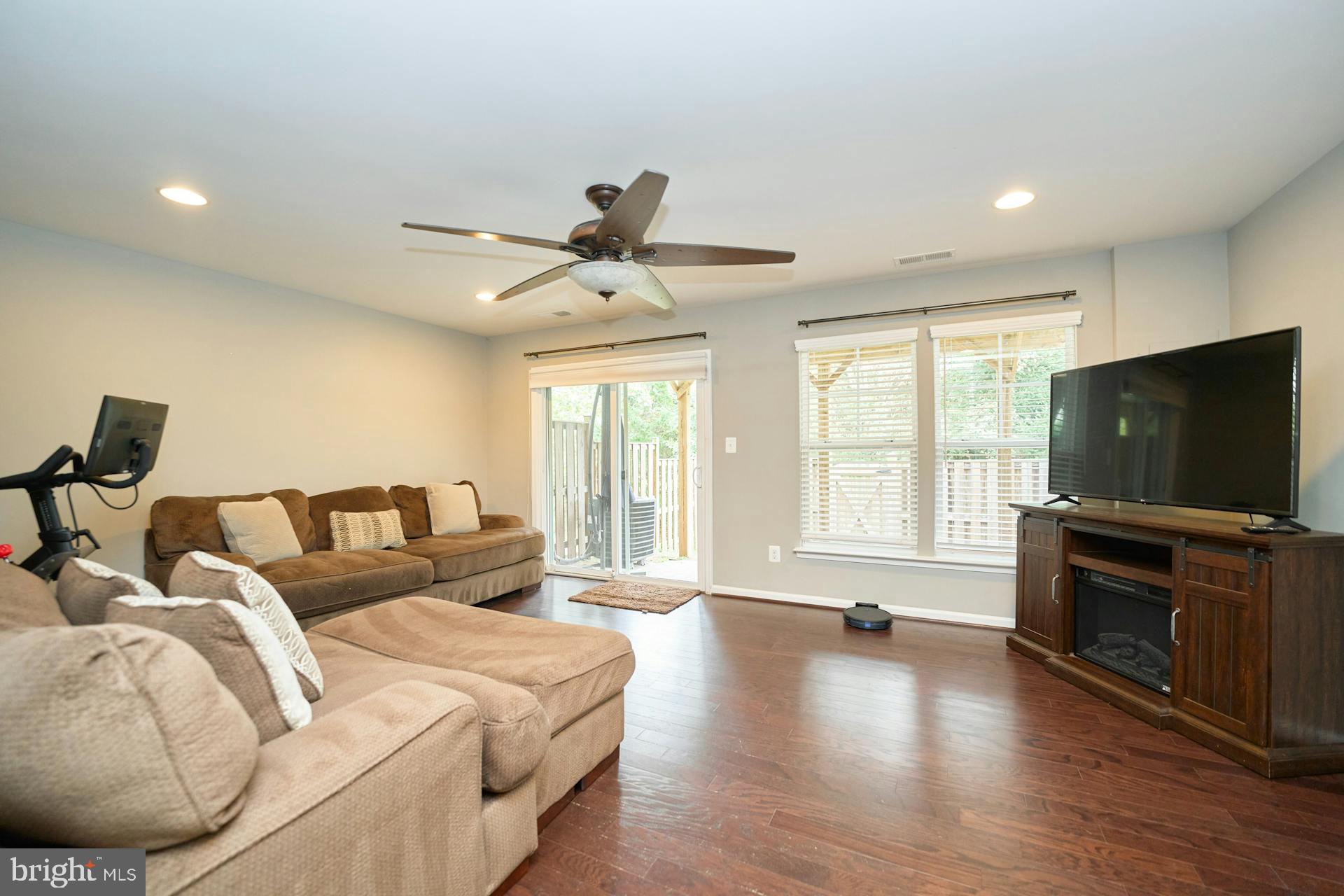 11963 Mirror Lake Ln