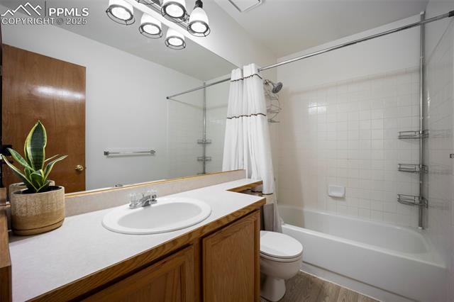 3887 Point Of The Rocks Drive