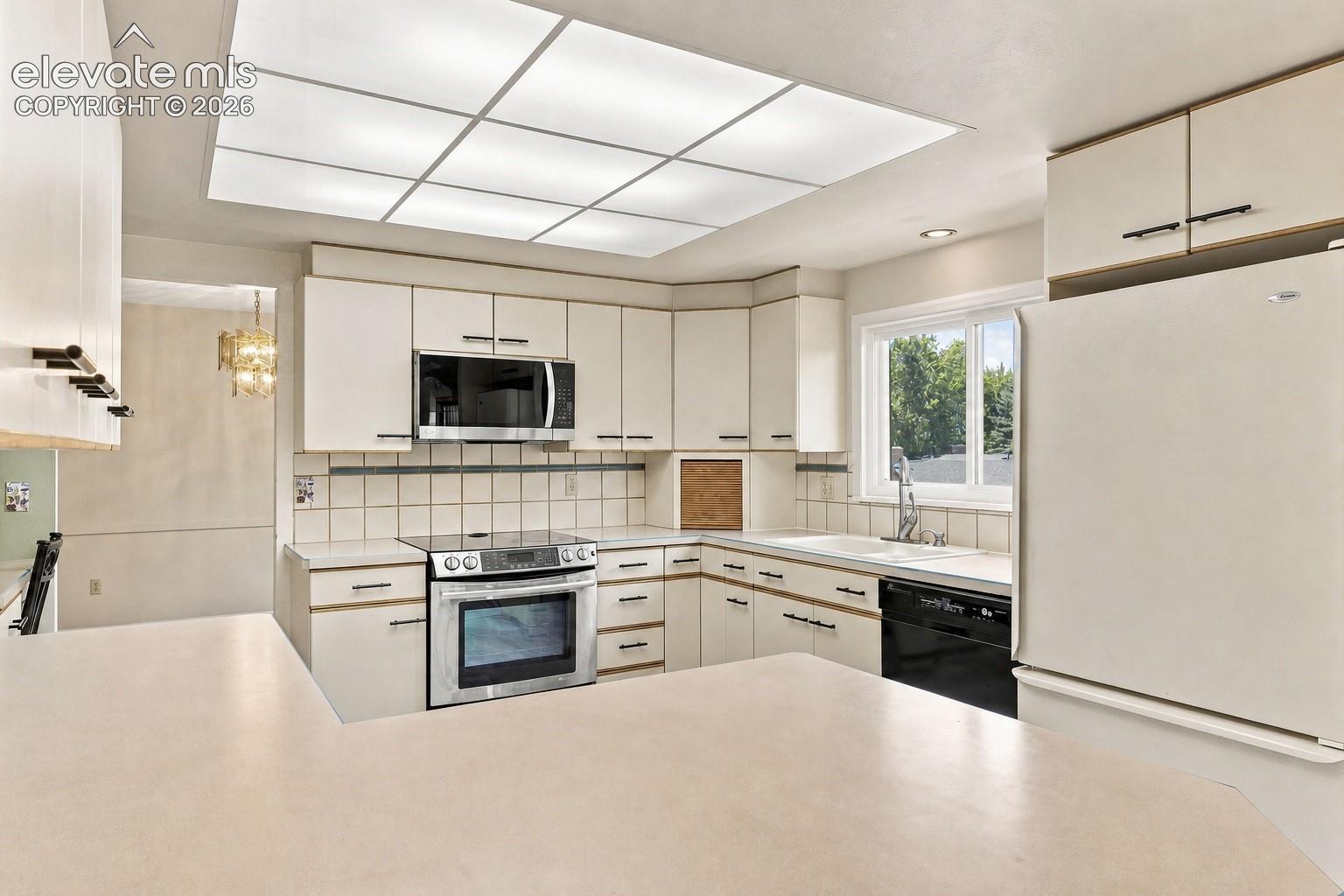 2210 W Greenwich Circle