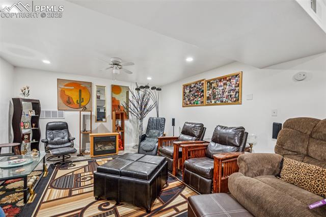116 W Cheyenne Road