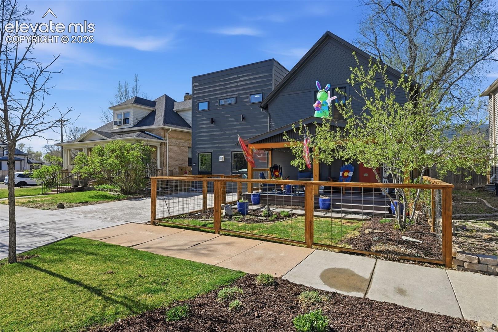 1607 W Pikes Peak Avenue