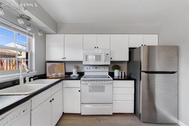 8075 Lexington Park Drive