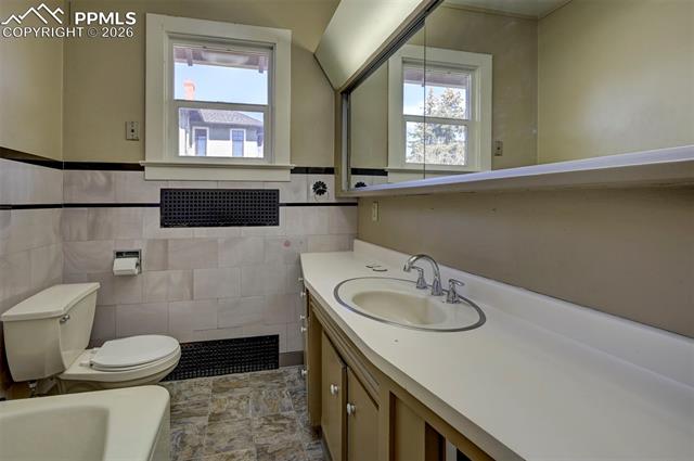 1923 N Cascade Avenue