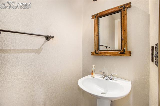 6034 Oakwood Boulevard