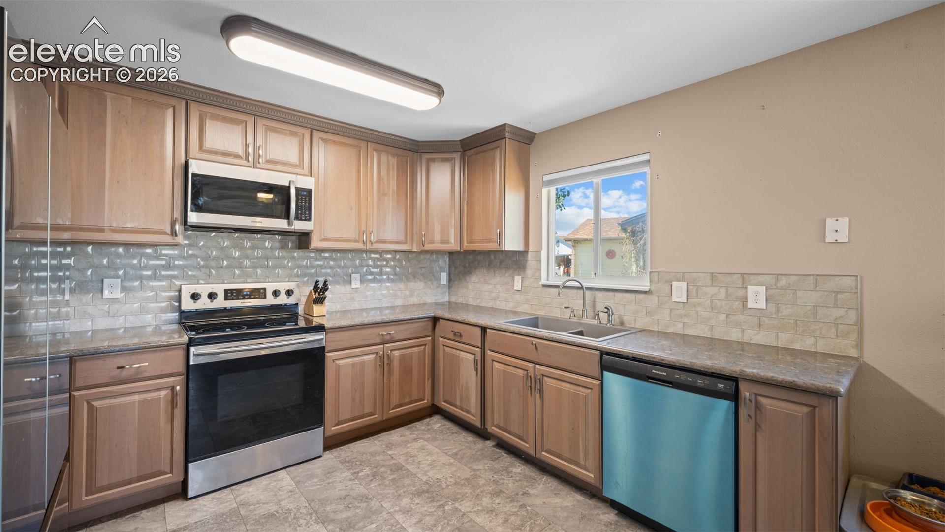 1180 Goodview Court