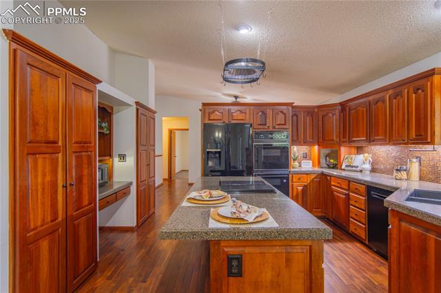 115 E Kings Deer Point