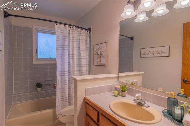 115 E Kings Deer Point