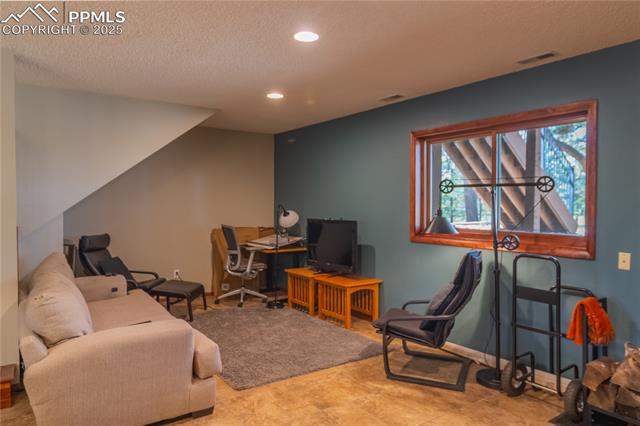 115 E Kings Deer Point