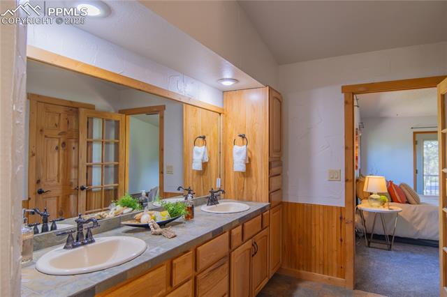 115 E Kings Deer Point