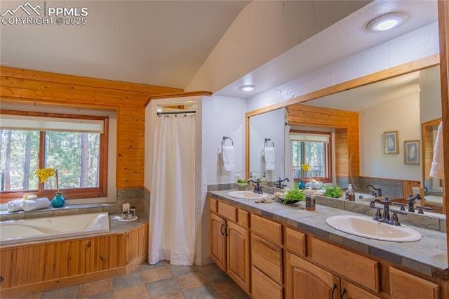 115 E Kings Deer Point