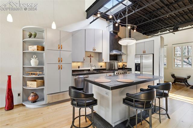 906 Manitou Avenue 202