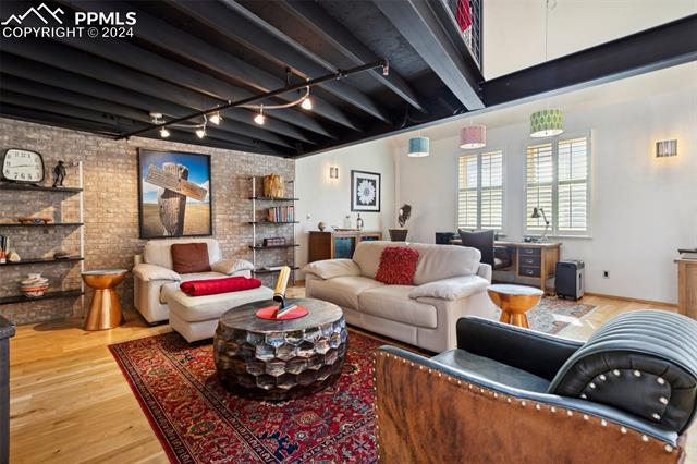 906 Manitou Avenue 202