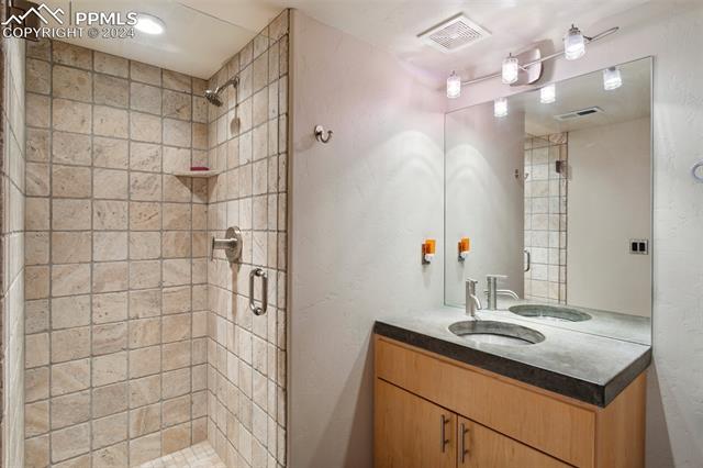 906 Manitou Avenue 202