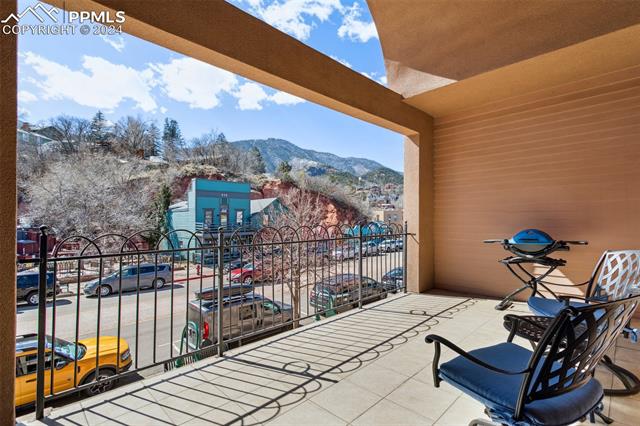 906 Manitou Avenue 202