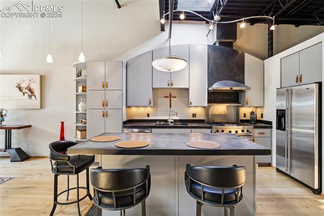 906 Manitou Avenue 202