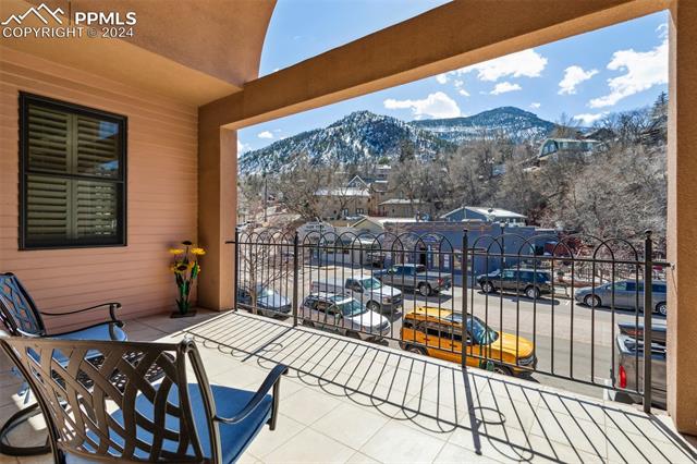 906 Manitou Avenue 202