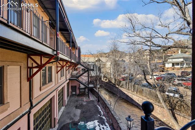 906 Manitou Avenue 202