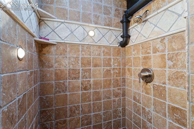 906 Manitou Avenue 202