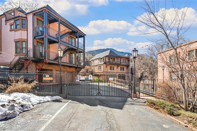 906 Manitou Avenue 202