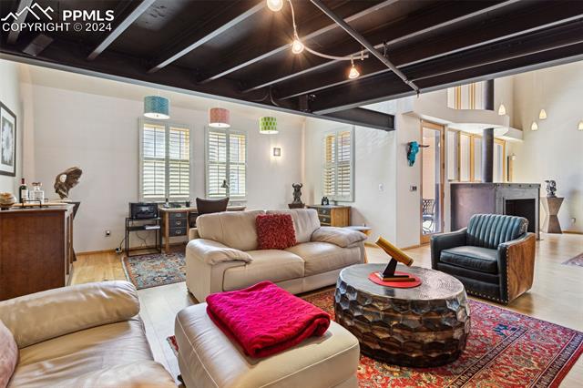 906 Manitou Avenue 202